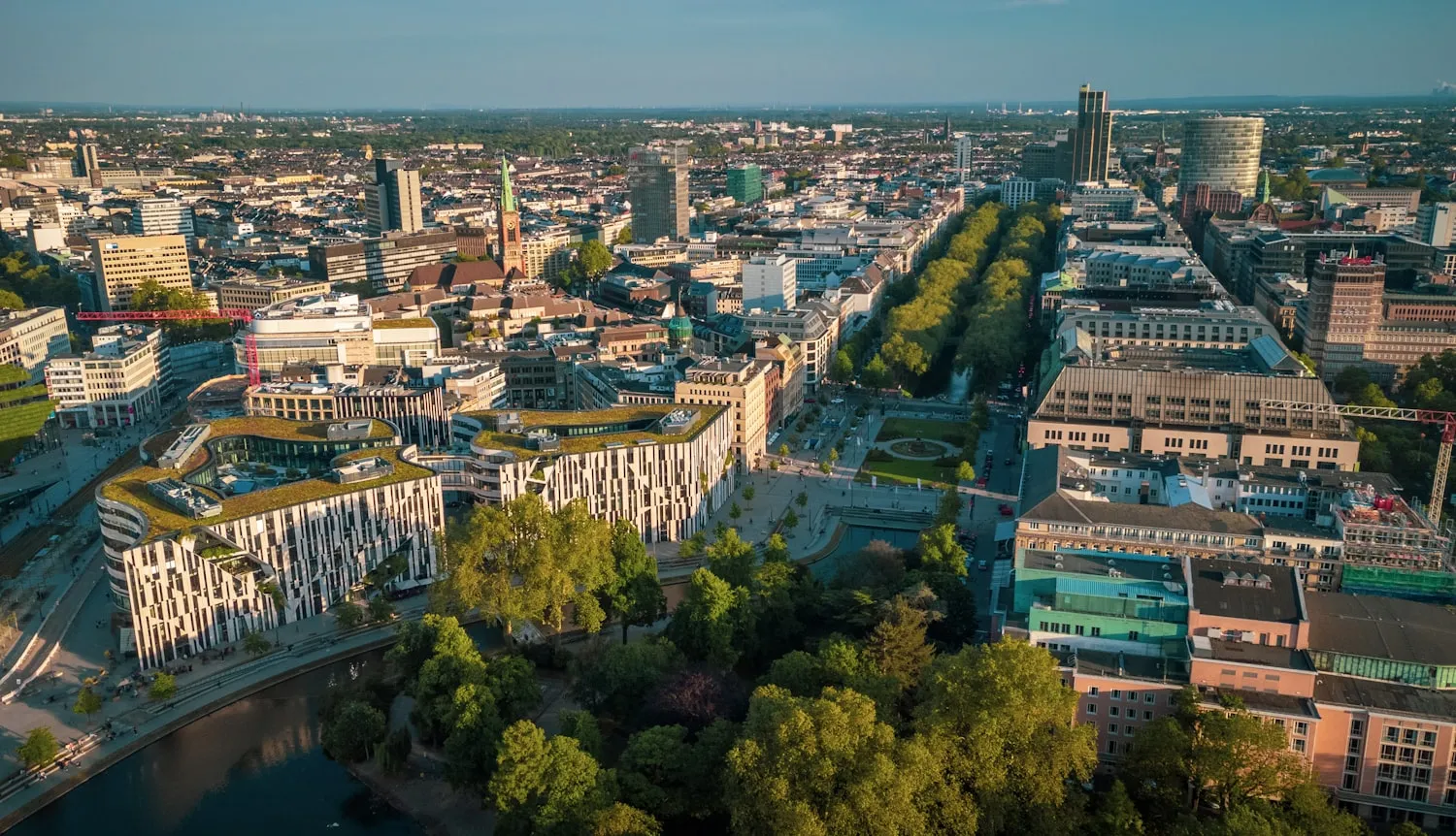 Luftbild einer Stadt am Fluss – Einzugsgebiet rund um Meerbusch & Düsseldorf